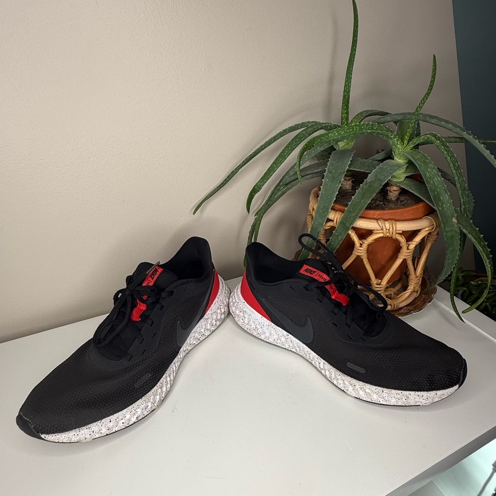 Nike Revolution 5 Running Shoes Men’s Size 12 Black Red Speckled Sole BQ3204-003 - Picture 8 of 12